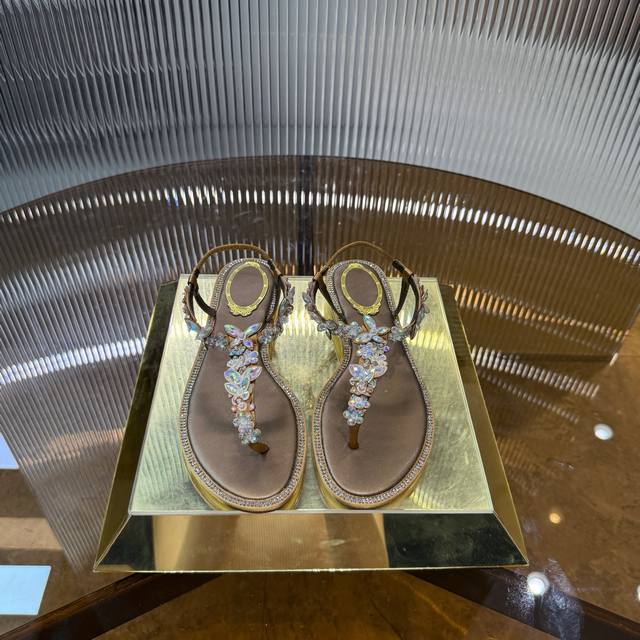 顶级版 R C 2025S 重工Rcbouquet 蝴蝶花朵水钻缎面夹脚凉鞋℡ 商品描述：层叠错落的彩色蝴蝶渲染如画，蔚蓝的天空定格此刻浪漫，写意优雅精致格调！