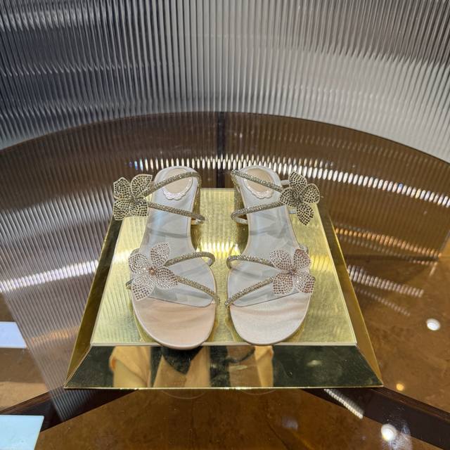 顶级版 R C 2025S Rc春夏爆红系列，全新配色露趾花朵水灵镶嵌中粗跟凉拖鞋 商品描述：Caterina细致交叉线条和鞋跟完整包覆着发亮的水钻，以双色花朵