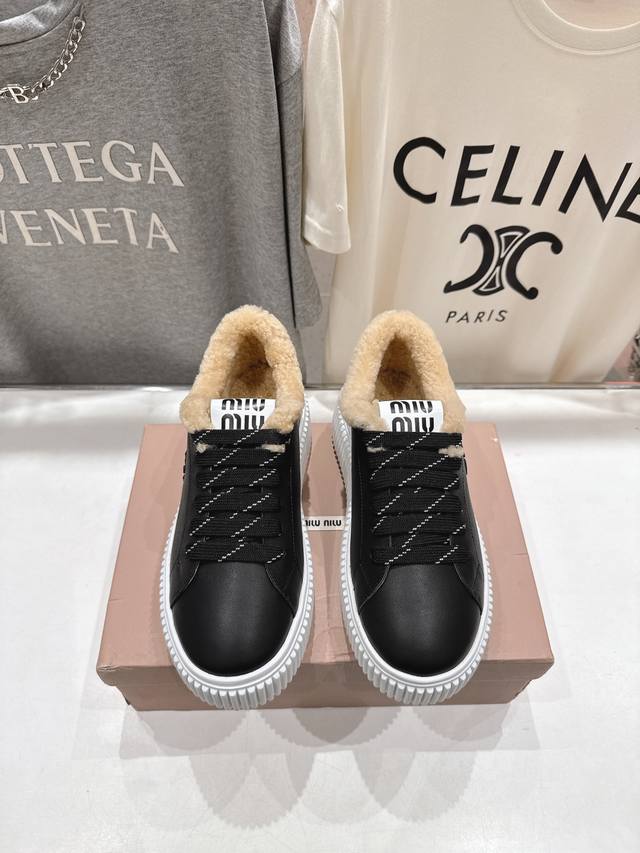 高版本出厂 Miumiu 缪缪F015 2025Ss秋冬新款系带厚底羊毛小白鞋运动休闲鞋毛毛鞋 这款系带运动休闲鞋～冬季日常穿着必选，保暖舒适～上脚超级好看舒适