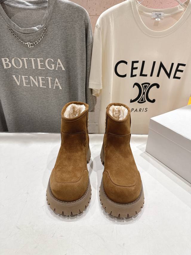 高版本出厂 Loewe 罗意威F036 25Ss冬季最新保暖雪地靴羊毛靴短靴 顶级版本，这么保暖还能这么轻这么软乎的靴子也只能是罗意威了吧 轻盈柔软。上脚非常可