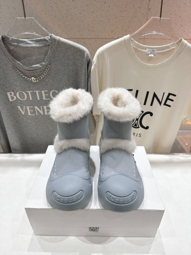 高版本出厂 Loewe 罗意威F036 25Ss冬季最新保暖雪地靴羊毛靴 顶级版本，这么保暖还能这么轻这么软乎的靴子也只能是罗意威了吧 轻盈柔软。上脚非常可爱，