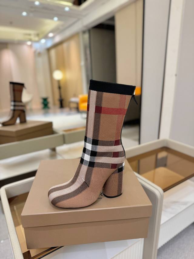 价格p： 独家推出圆头粗跟格纹弹力针织袜长靴 Burberry博柏利英国奢侈品牌，典藏米色，原版1:1复制，贴身弹力针织式及膝靴，设计圆形靴头粗跟，装饰品牌标志