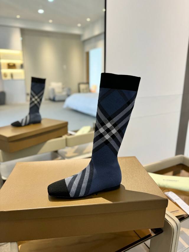 价格p： Burberryy 博柏利 博柏利 最新独家推出方头格纹弹力针织袜长靴 Burberry博柏利英国奢侈品牌，典藏米色，原版1:1复制，贴身弹力针织式及