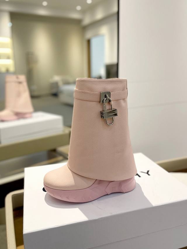 价格p： Givenchy纪梵希坡跟增高显瘦鲨鱼靴 风靡时尚圈的裤腿靴，非纪梵希莫属 堪称裤腿靴开山鼻祖，增高，显瘦 经典版型一再升级，全真皮制作 正品开模，重