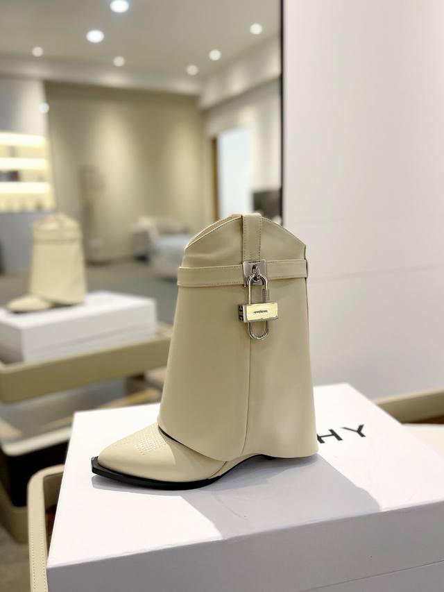 价格p： 专柜正品级定制版本 Givenchy0 新款高跟刺绣短靴，市面最高版本 纪梵希 锁扣 鞋头刺绣花款 风靡整个时尚圈 原版开发鞋型超级正 最高还原度鞋型