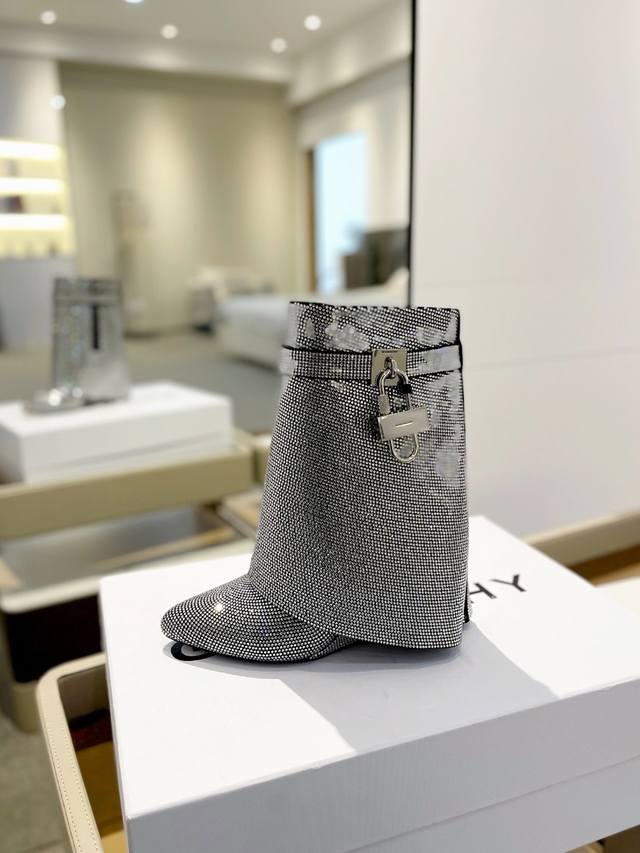价格p： 专柜正品级定制版本 Givenchy0 新款小奥钻高跟短靴，市面最高版本 纪梵希 锁扣 满钻三万多颗 风靡整个时尚圈 原版开发鞋型超级正 最高还原度鞋
