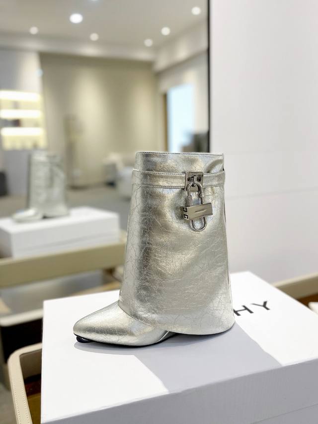 价格p： 专柜正品级定制版本 Givenchy0 新款高跟层压皮皱短靴，市面最高版本 纪梵希 锁扣 皱漆款 风靡整个时尚圈 原版开发鞋型超级正 最高还原度鞋型