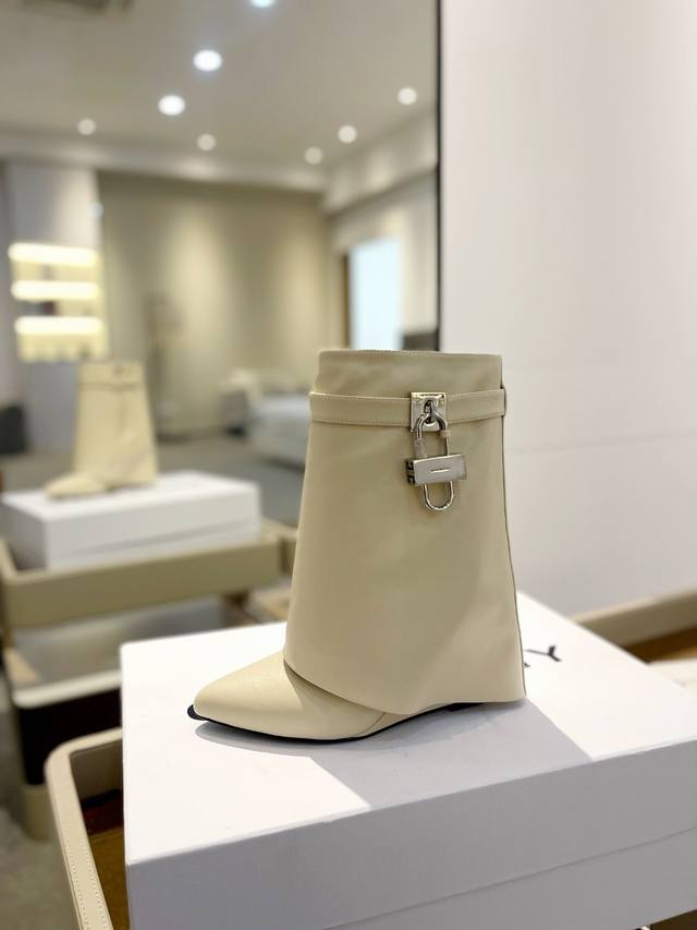 价格p： 专柜正品级定制版本 Givenchy0 新款高跟短靴，市面最高版本 纪梵希 锁扣 风靡整个时尚圈 原版开发鞋型超级正 最高还原度鞋型 包裹性非常好 显