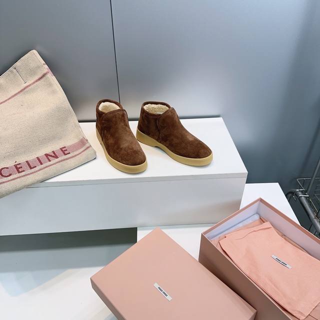 高品质出厂 ！顶级品质Miumiu缪缪25Ss秋冬最新羊毛款保暖雪地靴圆头简易短靴低帮裸靴！蠢萌蠢萌的可爱到爆 Miu家冬季保暖雪地靴 果然没让人失望， 一眼就