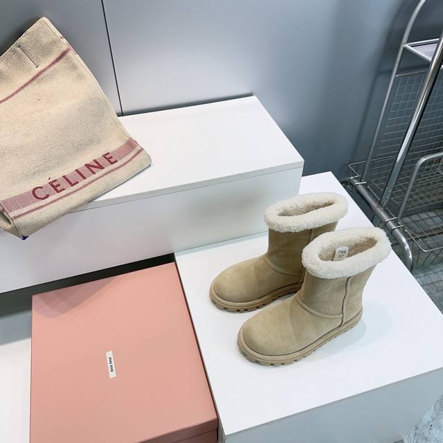高品质出厂 ！顶级品质Miumiu 谬谬 25Ss秋冬最新羊毛款保暖雪地靴圆头简易短靴！蠢萌蠢萌的可爱到爆 Miu家冬季保暖雪地靴 果然没让人失望， 一眼就被吸