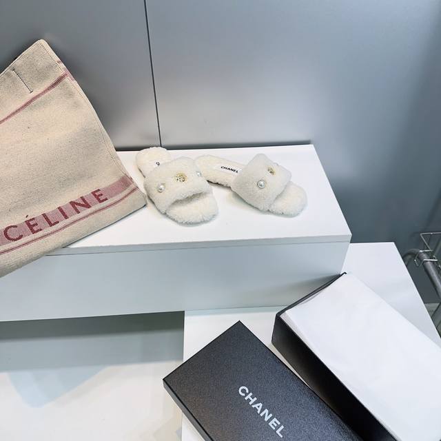高品质出厂 ！顶级品质Chanel 香奈儿25Ss秋冬新款小香C家复古风羊羔毛平底毛毛拖鞋！ 经典复古扣饰，这双毛茸茸拖鞋也太可爱啦！ 秋冬毛拖是必不可少的单品