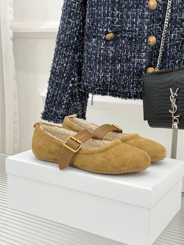 厂价 Dior 迪奥25Wf新品字母复古菱格 皮带扣玛丽珍毛毛鞋 当法式优雅邂逅复古风潮 这双毛毛鞋以经典廓形重构冬日精致 让每一步都踏在质感与暖意的平衡点上