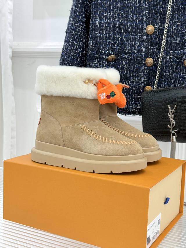 厂价 驴家25Wf新品压花钥匙包包雪地靴 答应我一定要每人来一双好嘛 日常Ootd就没有它搭配不了的 鞋头压花Logo点缀尽显精致感 鞋型真的值得我推一万年 非