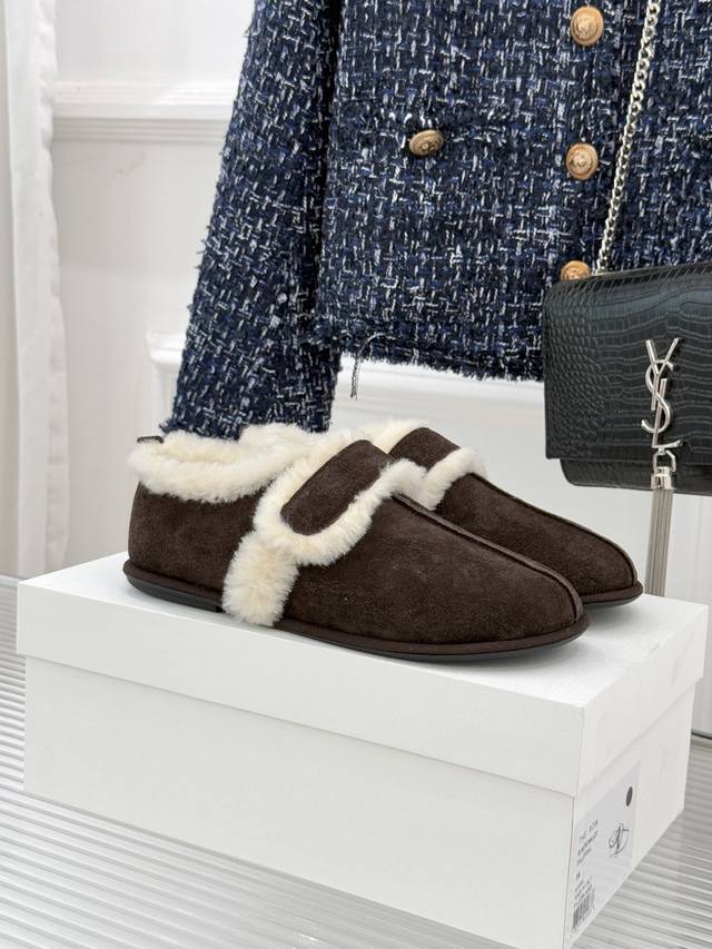 厂价 The Row25Wf新品复古魔术贴毛毛鞋 以极简美学复刻90年代松弛感 软糯羊毛混纺鞋面蓬松如云 细腻羊毛裹挟双脚如陷云端 标志性魔术贴设计弱化繁复 仅