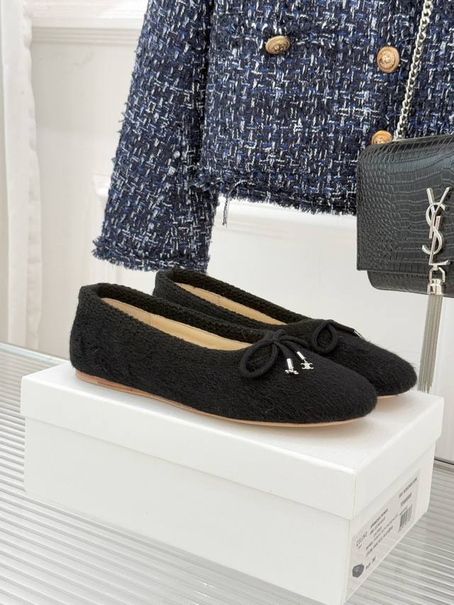 厂价 Celine 塞琳25Wf新品蝴蝶结针织毛毛 平底芭蕾舞鞋 当芭蕾美学的灵动邂逅布尔乔亚风的慵懒精致 这双芭蕾舞鞋将舞台诗意织入日常步履 定格毫不费力的法