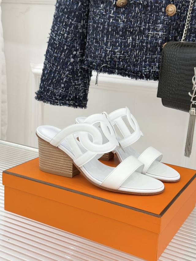 顶版 配原版飞机盒 HermèS 爱马仕经典镂空猪鼻子坡跟拖鞋 标志性的猪鼻子镂空设计俏皮吸睛 在简约中彰显品牌底蕴 高级感满满 每一处细节都经得起考究 8Cm