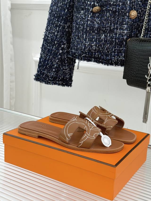 顶版 配原版飞机盒 HermèS 爱马仕万年经典平底粗跟H拖 将简约美学与极致工艺完美融合。 粗跟设计 赋予你恰到好处的高度 约3Cm的跟高 在增添优雅气质的同