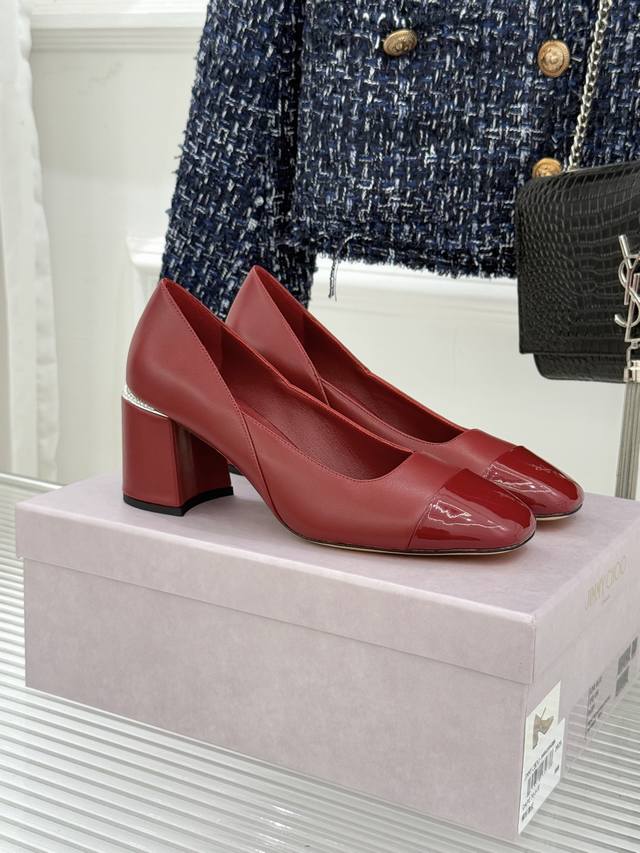 厂价 Jimmy Choo｜周仰杰经典拼色 粗跟单鞋 Jc家永恒经典之作 简约设计 满满的少女风 既摩登又复古的味道 整体版型没有什么花里胡哨的搭配设计 非常的