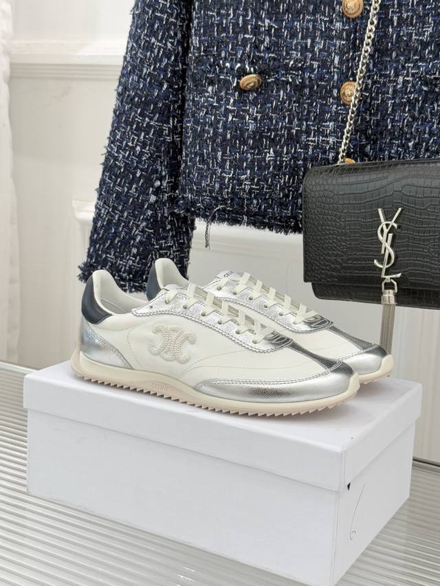 厂价 Celine 赛琳25Ss新品复古 德训鞋运动鞋 一眼万年的 谁穿谁爱 简直是时尚界的天花板 简约设计搭配高级配色 经典的“山”字麂皮鞋头 轻盈复古 满满