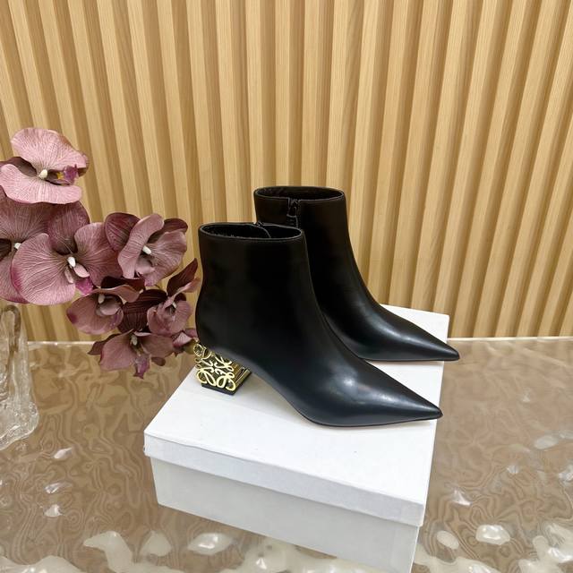 顶级版本 这个大爆款奶奶高跟 真的长在女生喜欢的点上 今年杨幂代言了罗意威，注定走一波的爆款了 Loewe Resort 罗意威2025新款 尖头短靴 原版开发