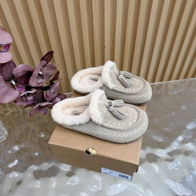 Ugg民族风 波西米亚风格 流苏秋冬新款女士休闲经典毛毛拖鞋 Ugg 秋冬新出的秋冬“踩云级”毛毛雪，适配所有慵懒系穿搭～羊皮毛一体把双脚裹进暖呼呼的温柔里，厚
