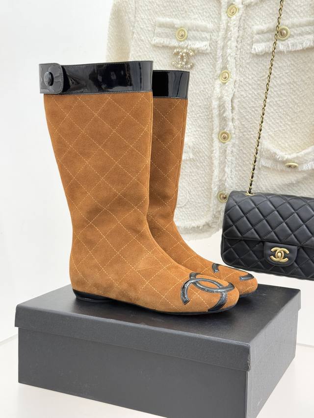 厂价 Chane*｜小香经典大双C菱格中古中筒靴 这双丽珍鞋 简直是时尚长河里的璀璨明珠 它的设计极具辨识度 大双Ct字带是点睛之笔 彰显着的经典与高贵 流畅的