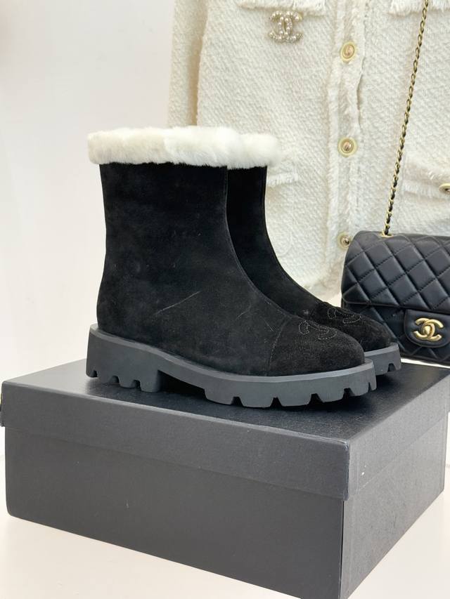 厂价 Chane*｜小香 25K双C拼色毛毛雪地靴 当小香25K系列的创新基因邂逅冬日暖意 双C拼色毛毛雪地靴以柔软肌理碰撞经典符号 将功能性与时髦感熔铸为冷季