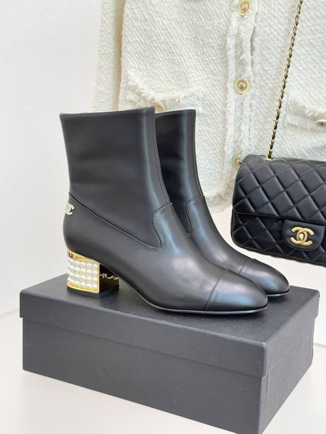 厂价 Chane*｜小香 25A拼色珍珠粗跟短靴 当25A系列的自由基因邂逅小香经典美学 这双短靴便成了秋冬的格调注脚 是品牌标志性两色设计的摩登演绎。 5Cm