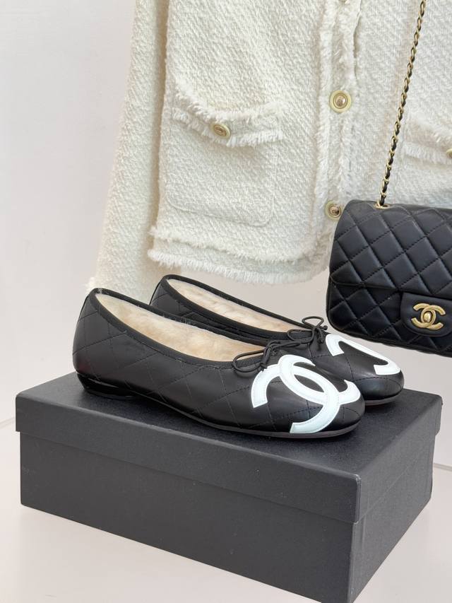 厂价 Chane*｜小香经典中古羊毛菱格 蝴蝶结芭蕾舞鞋 当菱格纹的密码邂逅芭蕾的灵动 这双单鞋便成了穿越时光的优雅载体。 鞋面是品牌标志性菱格纹的细腻演绎 每