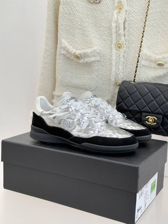 厂价 Chane*｜小香经典菱格复古休闲鞋运动鞋 经典菱格羊皮与复古结合 鞋型要比其它运动鞋更秀气 大大的鞋舌是灵魂所在就很有特色 脚感也主打一个舒适 非常非常