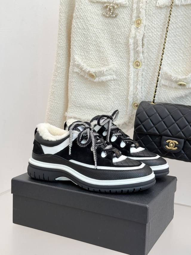 厂价 Chane*｜小香25K早春新品复古 菱格熊猫羊毛休闲鞋运动鞋 简约黑白配色 勾勒永不过时的时尚轮廓 。 精致双C标志点缀 是品牌格调的无声彰显。 蛮有分
