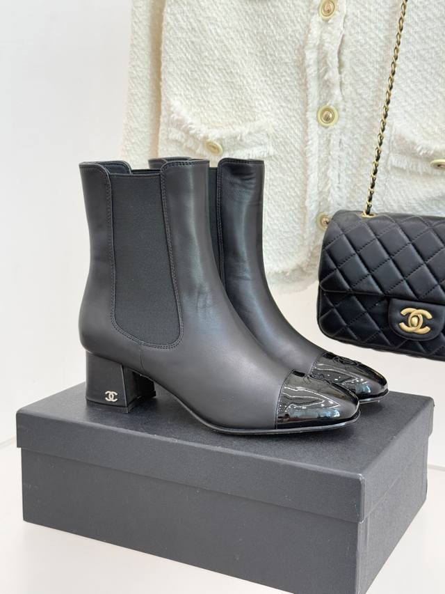 厂价 Chane*｜小香经典双C拼色切尔西粗跟短靴 当切尔西靴的利落基因邂逅小香的优雅密码 这双拼色粗跟短靴便成了秋冬衣橱的格调核心。 黑白或杏黑的撞色设计打破
