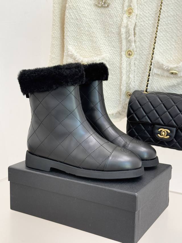 厂价 Chane*｜小香 25K双C拼色菱格毛毛雪地靴 当小香25K系列的创新基因邂逅冬日暖意 双C拼色毛毛雪地靴以柔软肌理碰撞经典符号 将功能性与时髦感熔铸为