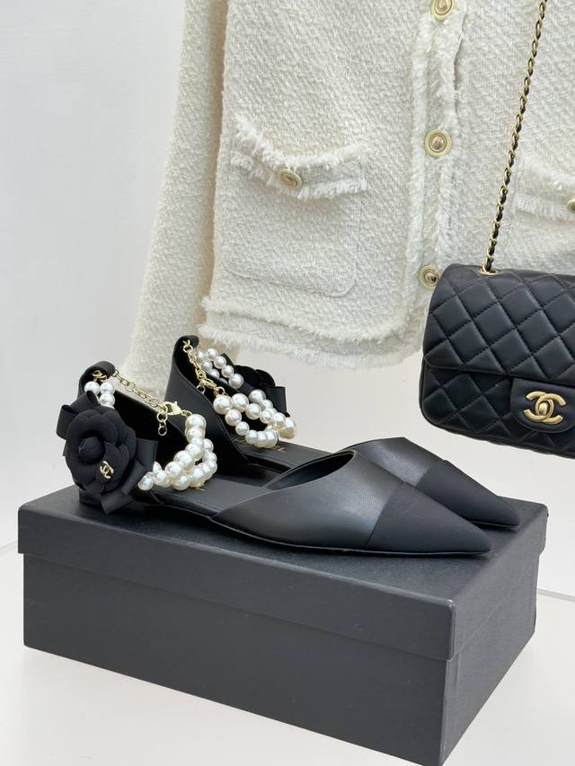 厂价 Chane*｜小香25K新品脚环大珍珠双C 山茶花尖头拼色平底中空凉鞋 这款凉鞋以利落剪裁开启春夏序章。 拼色设计碰撞出鲜活灵感 中空版型让肌肤与微风自在