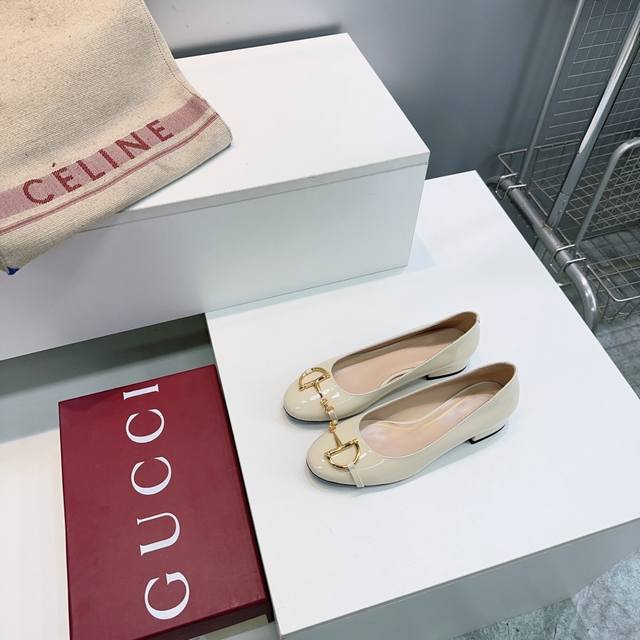 高品质出厂 ！顶级品质Gucci古驰26春夏新款双Ｇ五金扣圆头平跟玛丽珍单鞋！ 这款女士芭蕾平底鞋采用光面漆皮匠心打造，点缀饰有品牌标志性双G金色五金扣件！彰显
