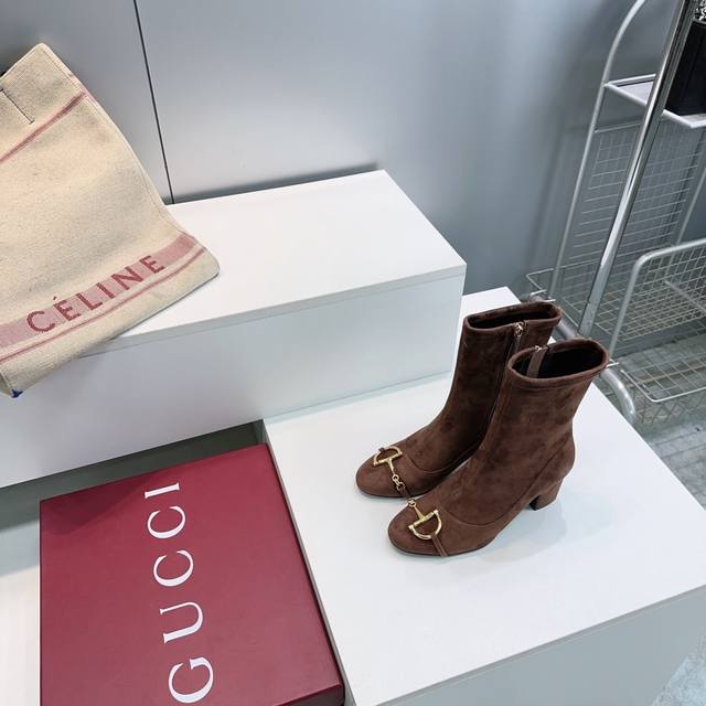 高品质出厂 ！顶级品质Gucci 古驰25Ss秋冬新品经典马衔五金扣粗跟弹力羊京短靴！ 以标志性美学重塑冬日踝间格调。 浅金色调马衔扣缀于靴面 复刻品牌七十载经
