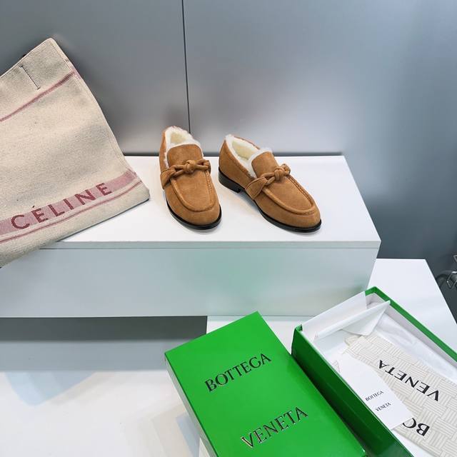 高品质出厂 ！顶级品质Bottega Veneta葆蝶家25秋冬Bv新品麻花金属扣中性复古乐福鞋！保暖羊毛毛毛单鞋！ 顶级版本 标志性金属质感绳结 老钱风拿捏的