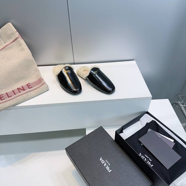 高品质出厂 ！顶级品质prada 普拉达 2025Ss秋冬新款简易包头毛拖穆勒鞋半拖鞋羊羔毛保暖拖鞋！ 顶级版本原版购入开发做货 这款普拉达半拖鞋勾勒圆头廓形，