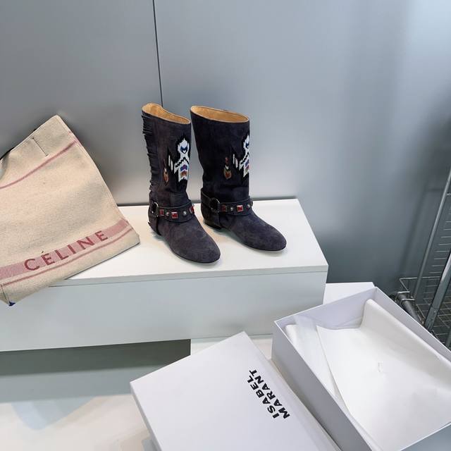 高品质出厂 ！顶级品质Isabel Marant 伊莎贝尔25Ss秋冬名族风刺绣图案宝石五金扣圆头平跟一脚蹬短靴中靴！满满家族风格的一款经典女款拼接中短靴标准的