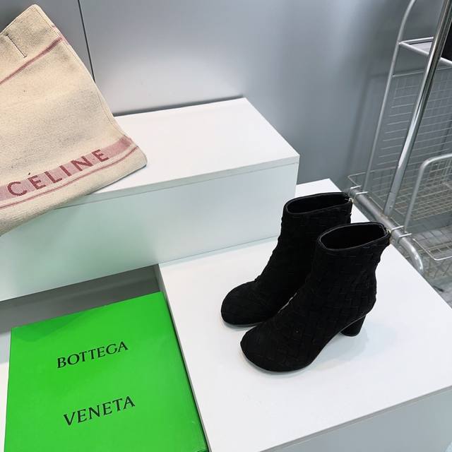 高品质出厂 ！Bottega Veneta葆蝶家2025Ss秋冬Bv经典编织圆跟粗跟圆头后拉链短靴！热度持续升级～当季深受众多网红博主热捧，完美精修鞋楦小圆头，