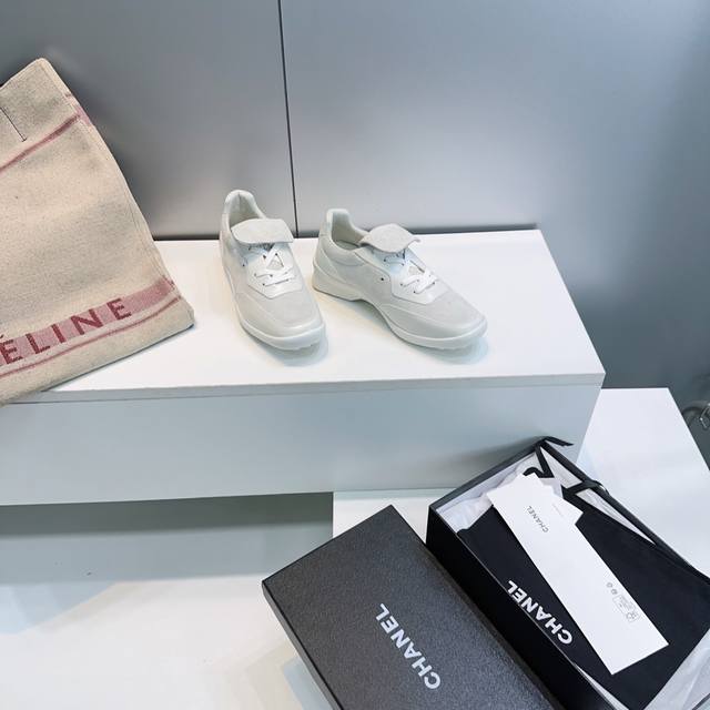 高品质出厂 ！顶级品质Chanel 香奈儿26春夏经典中古风双C翻盖运动鞋系带休闲鞋德训鞋C家足球鞋！ 当翻盖设计解锁复古巧思，双C标志沉淀品牌传奇，这双鞋便成