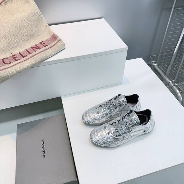 高品质出厂 ！顶级品质情侣款！Balenciaga巴黎世家26春夏新品铆钉复古运动风球鞋休闲鞋 ｜把先锋时髦焊在脚上 金属银未来感拉满 樱花粉甜酷对冲 暗黑黑气