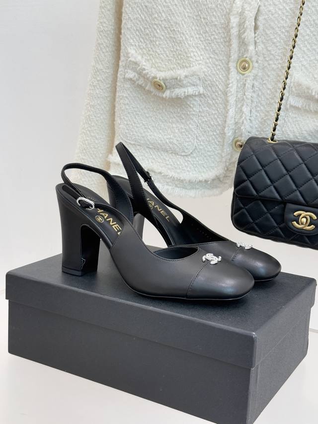 厂价 Chane*｜小香25K拼色双C粗跟凉鞋 当拼色灵感邂逅小香标志性元素 这款凉鞋就成为夏日优雅代名词 双C标志经精致珐琅工艺打造 拼色设计赋予鞋履层次美感