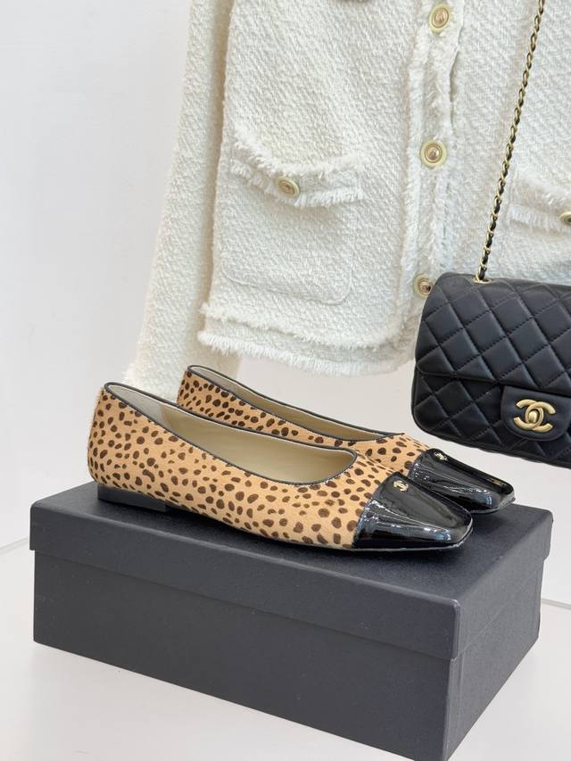 厂价 Chane*｜小香经典方头拼色平底单鞋 以利落方头打破圆头的柔和刻板 勾勒出极具现代感的足部线条 自带复古与前卫的双重气场。 经典黑与奶白、焦糖与酒红等高