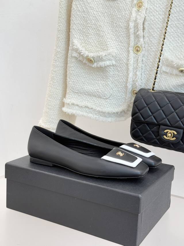 厂价 Chane*｜小香25K新品方头翻盖 平底单鞋 将复古方头复刻为现代优雅符号。 利落方头剪裁包容双脚 修饰脚踝线条更显纤细 标志性翻盖设计暗藏巧思 开合间