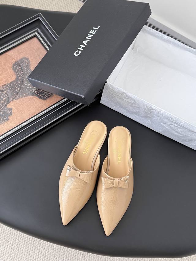 Chanel 2025p新款蝴蝶结凉鞋 小方跟秒增高 走路很稳很舒适 上脚超级显瘦显白 显气质 气场狠狠拿捏 夏天日常出行 妥妥仙女鞋 鞋面牛皮 内里羊皮 真皮