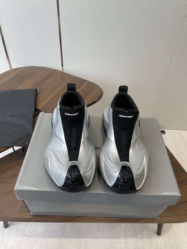 Balenciaga巴黎世家 Basketball系列 厚底 休闲 运动鞋 篮球鞋 Basketball运动鞋，采用再生材料打造，以夸张大胆的运动美学塑造视觉张