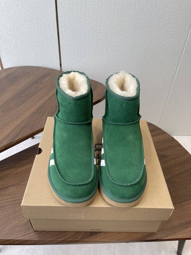 Ugg 联名 Vans 万斯25Ss 秋冬保暖带 雪地靴 鞋面采用翻毛皮材质，内里填充羊毛，实现保暖与质感的结合。中筒靴型搭配侧边扣带设计，既提升了造型的时尚感