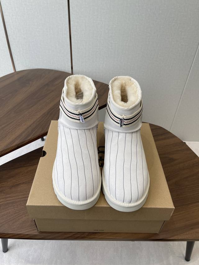Ugg 联名 Fila 25Ss 秋冬保暖带 雪地靴 鞋面采用翻毛皮材质，内里填充羊毛，实现保暖与质感的结合。中筒靴型搭配侧边扣带设计，既提升了造型的时尚感，又