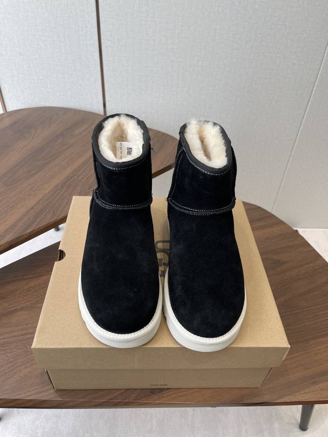 Ugg 联名 匡威 25Ss 秋冬保暖带 雪地靴 鞋面采用翻毛皮材质，内里填充羊毛，实现保暖与质感的结合。中筒靴型搭配侧边扣带设计，既提升了造型的时尚感，又可根